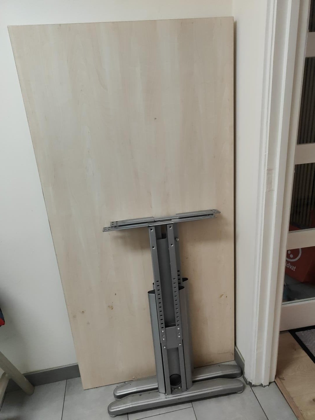 Hoogteverstelbare tafel met houten blad, Ophalen, Gebruikt