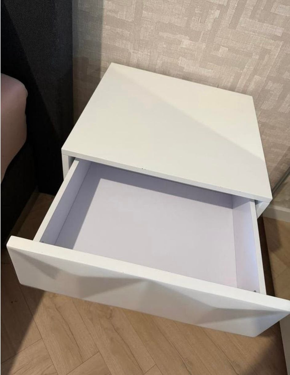 Modern wit nachtkastje met gouden onderstel, Ophalen, Overige materialen, Minder dan 45 cm, Zo goed als nieuw