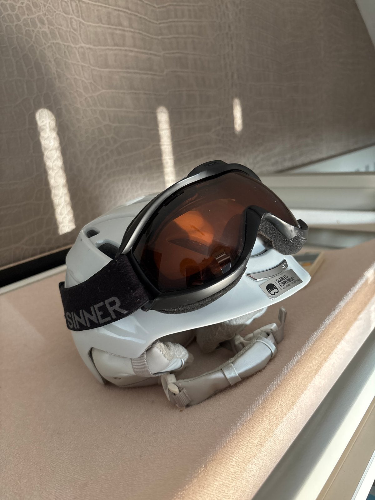 Witte Giro Skihelm S (52-55,5) met Sinner Skibril, Sport en Fitness, Overige merken, Gebruikt, Overige typen, Ophalen of Verzenden