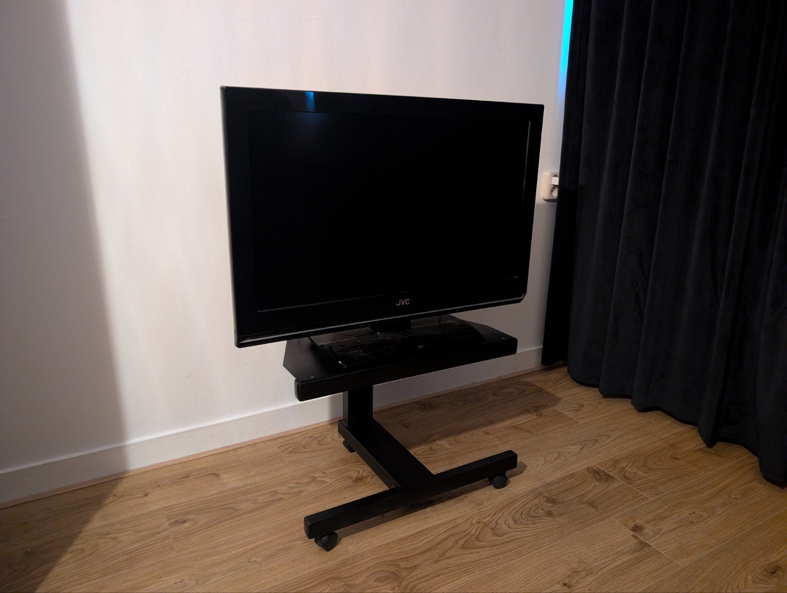 JVC LCD TV 32" met afstandsbediening en standaard, Gebruikt, 50 Hz, 80 tot 100 cm, Ophalen