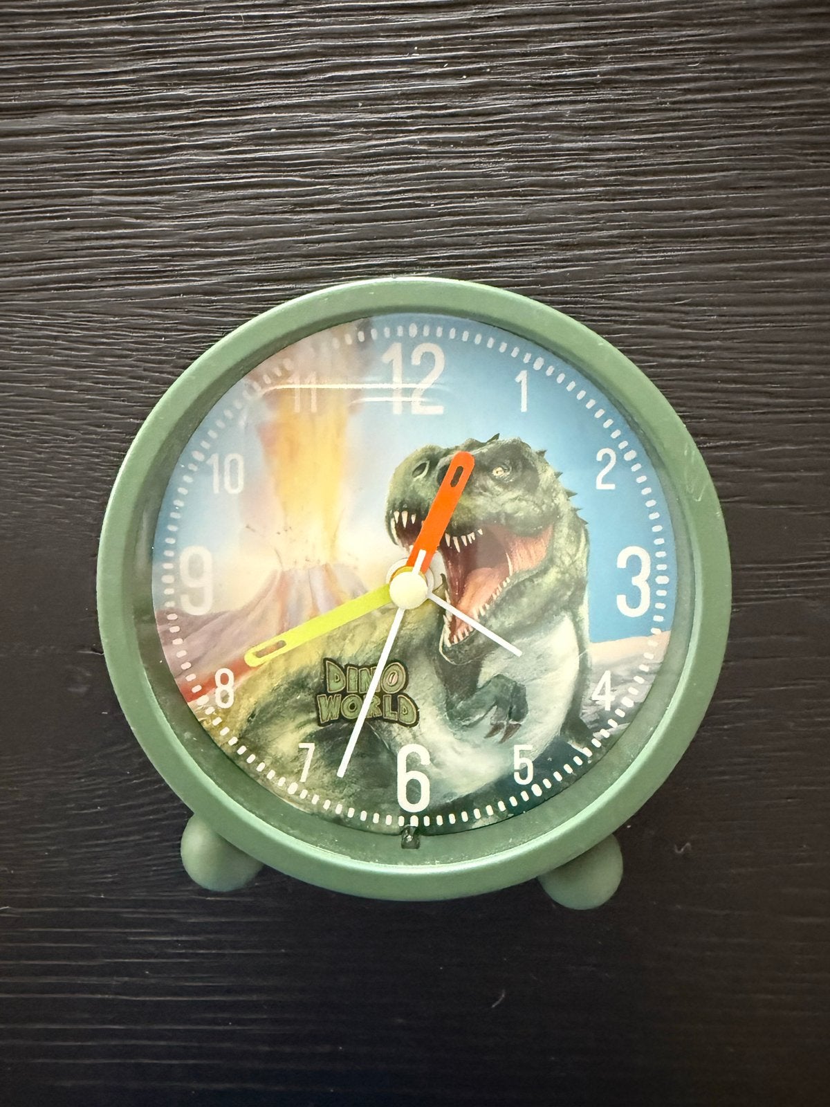 Dino World Wekker - Perfect voor jonge dinofans!, Gebruikt, Analoog, Werkt op batterijen, Ophalen of Verzenden