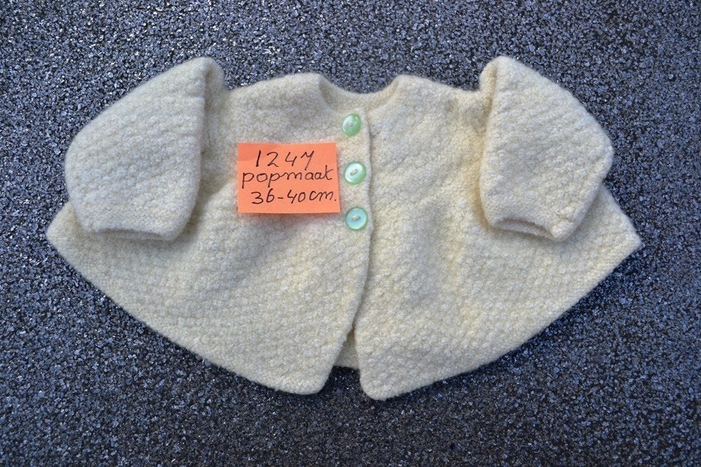 Mooi oud wollen poppen baby jasje NR 1247, Ophalen of Verzenden, Zo goed als nieuw, Kleertjes