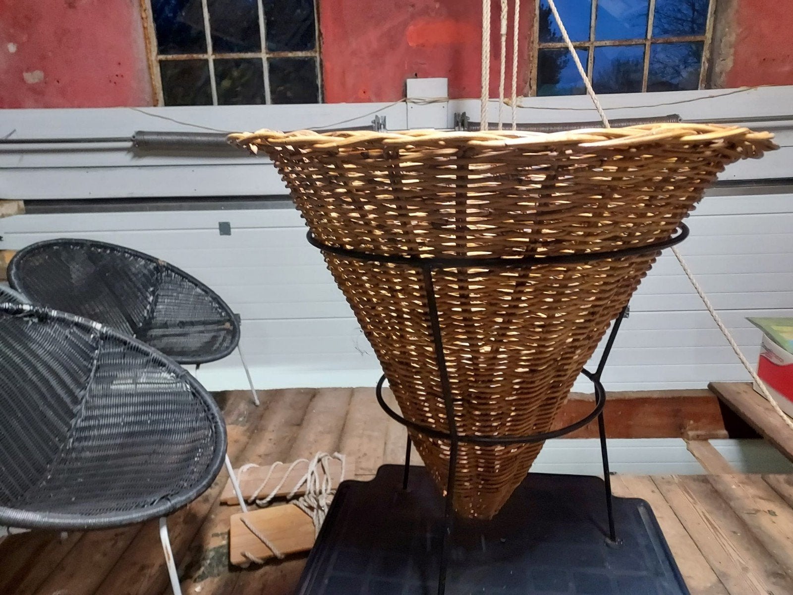 Rotan mand op stevige metalen standaard, Ophalen, Gebruikt, Mand, Rond
