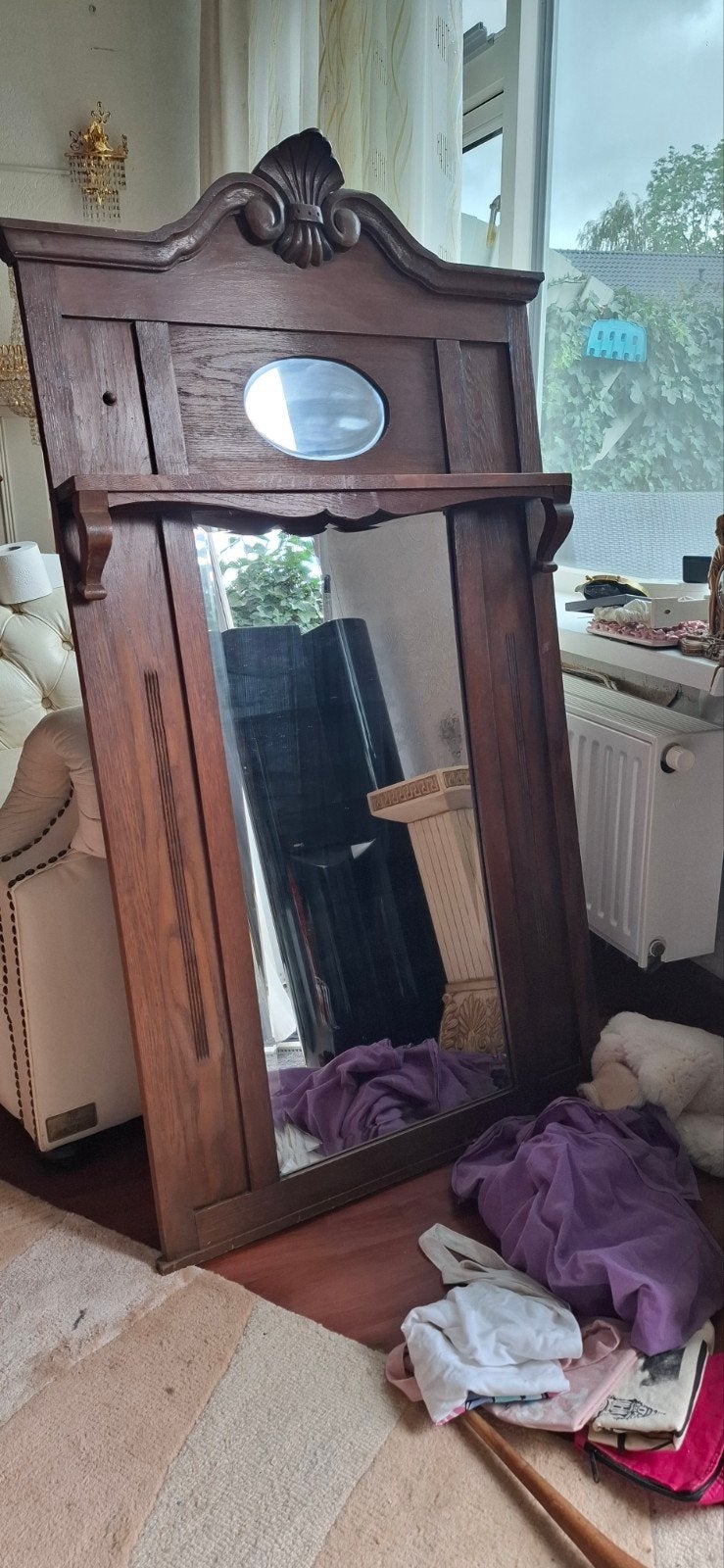 Antieke houten spiegel met snijwerk en plankje, Ophalen