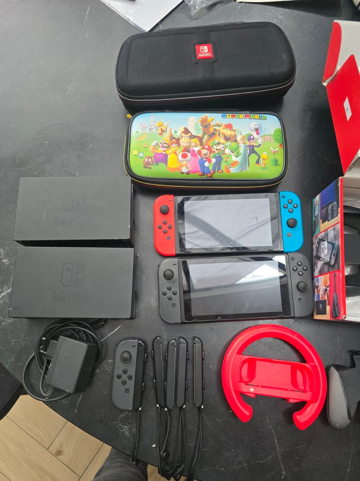 2x Nintendo Switch V2 Compleet + 2 Docks + Cases/Accessoires, Spelcomputers en Games, Spelcomputers | Nintendo Switch, Ophalen of Verzenden