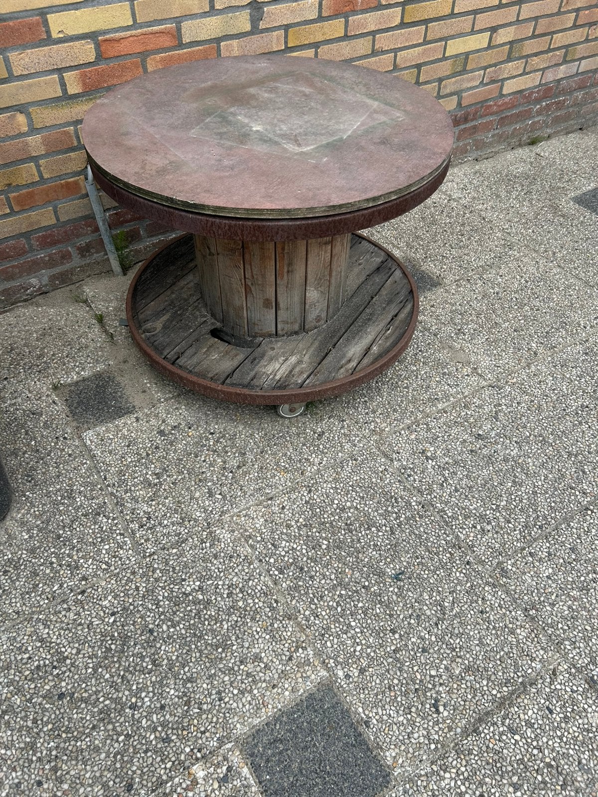 Buitentafel met wielen, Tuin en Terras, Tuintafels, Ophalen, Zo goed als nieuw, Rond, Hout