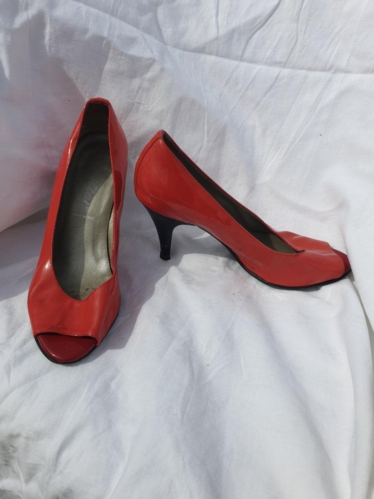 Mooie rode pumps. Mt 37. Merk Voltan, Pumps, ., Ophalen of Verzenden, Zo goed als nieuw