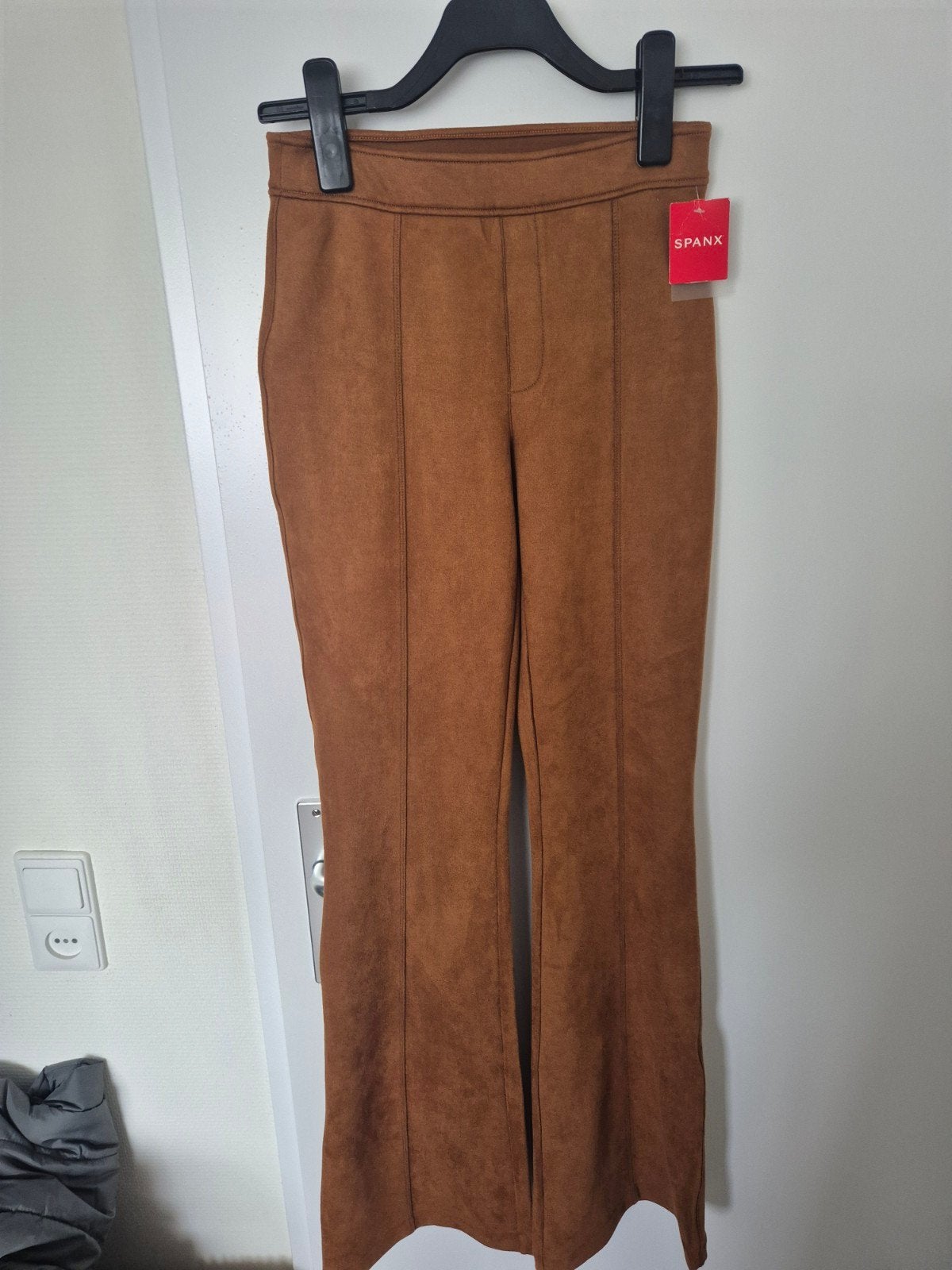 SPANX Faux Suede Flared Broek - Nieuw met kaartjes, Kleding | Dames, Bruin, Nieuw, Ophalen of Verzenden, Maat 36 (S)
