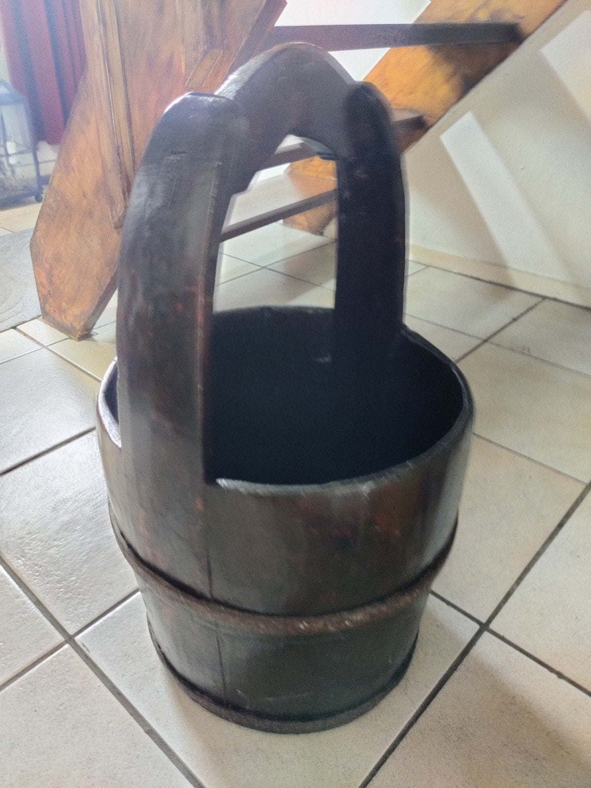 Antieke houten emmer met handvat (waterput emmer), Ophalen