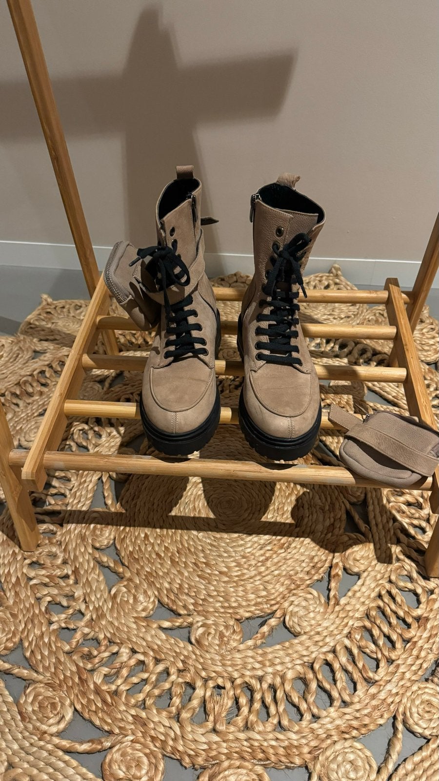 Deabused Beige veterlaarzen met zwarte zool - Maat 36, Ophalen of Verzenden, Zo goed als nieuw, Beige, Lage of Enkellaarzen