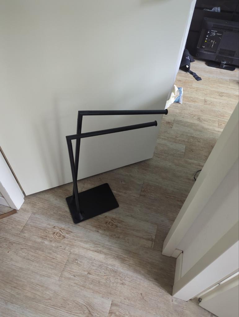 Kledingrekje mat zwart metaal, Ophalen