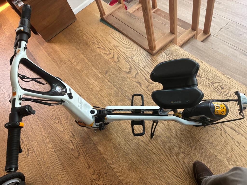 Legale elektrische opvouwbare zitstep met oplader, Fietsen en Brommers, Steps, Ophalen, Gebruikt, Elektrische step (E-scooter)