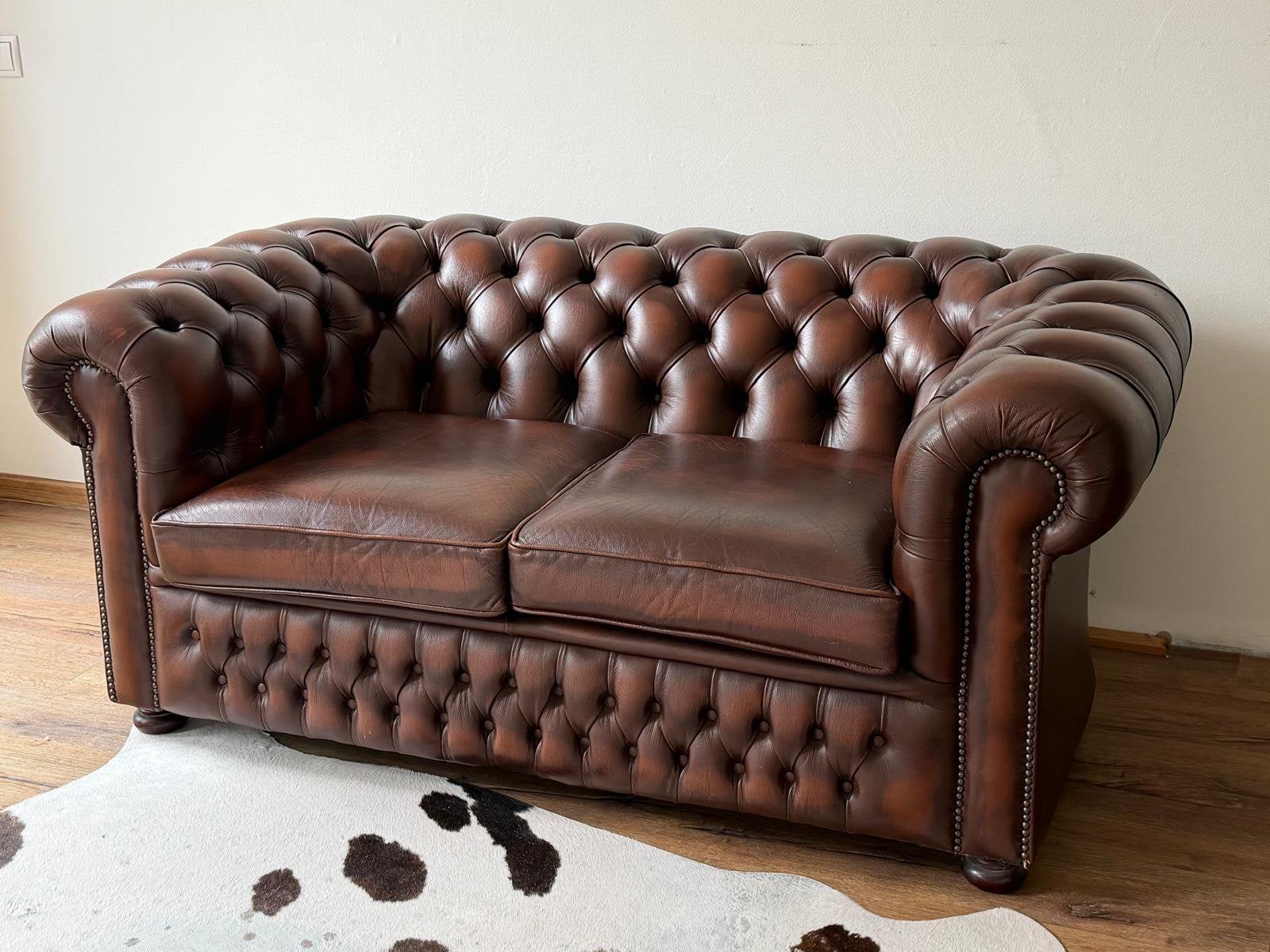 Chesterfield 2 zitsbank bruin leder in goede staat, Ophalen, Gebruikt, 150 tot 200 cm, Tweepersoons