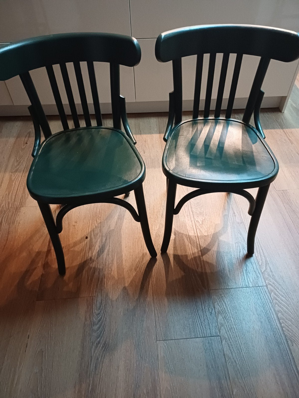 Set van 2 donkergroene houten stoelen, Huis en Inrichting, Stoelen, Ophalen, Gebruikt, Twee, Overige kleuren