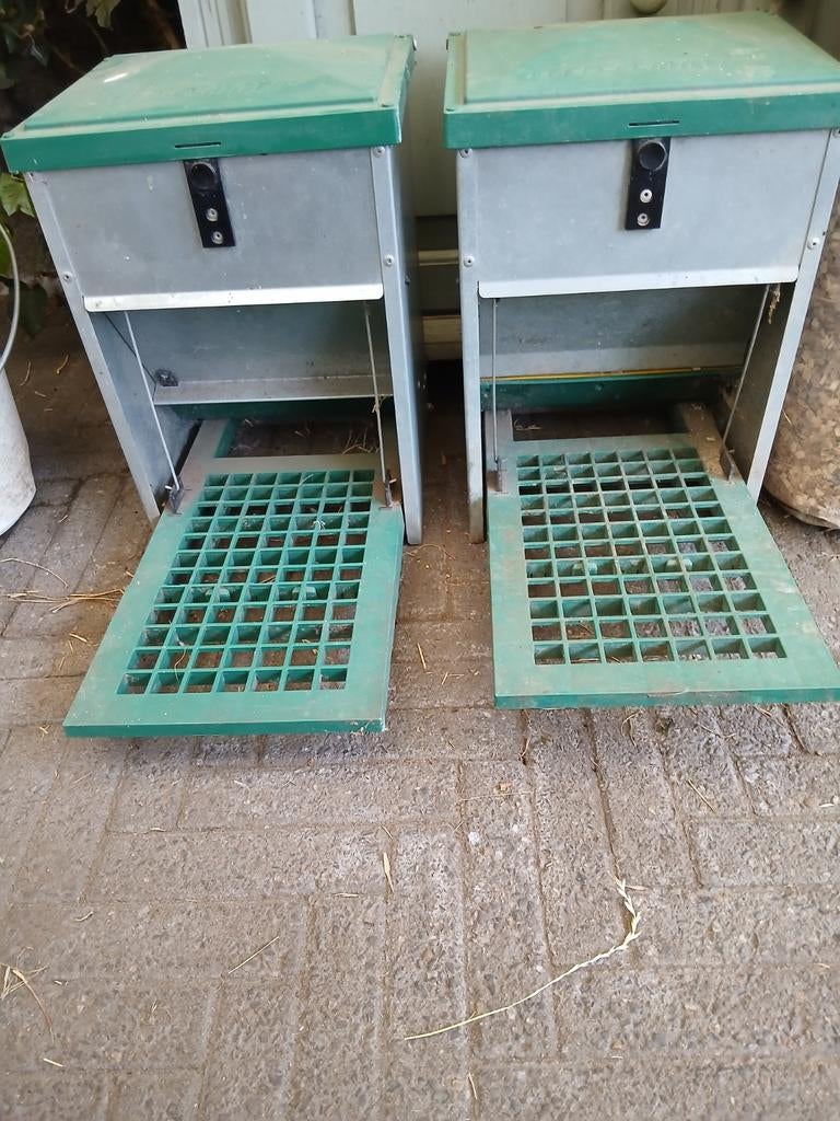 2 feed-o-matic trapbak/ voerbak voor kippen, Ophalen, Drinken en Voederen
