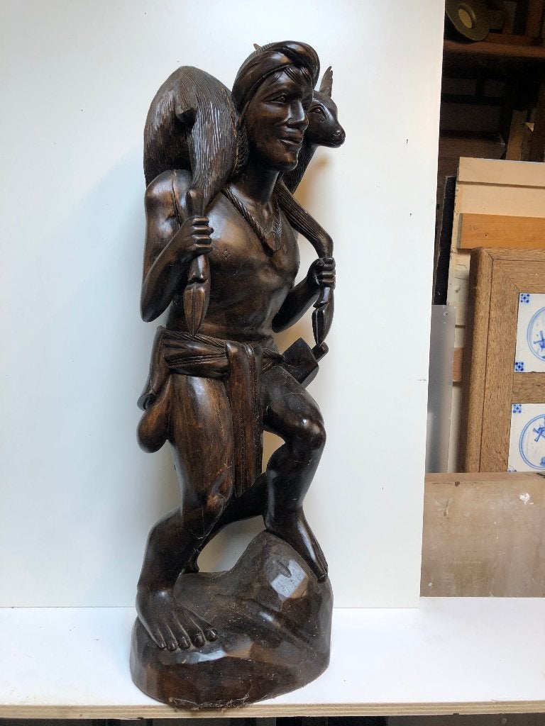 Hout snijwerk Indonesian Grote houten Jager met re op de nek, Ophalen of Verzenden