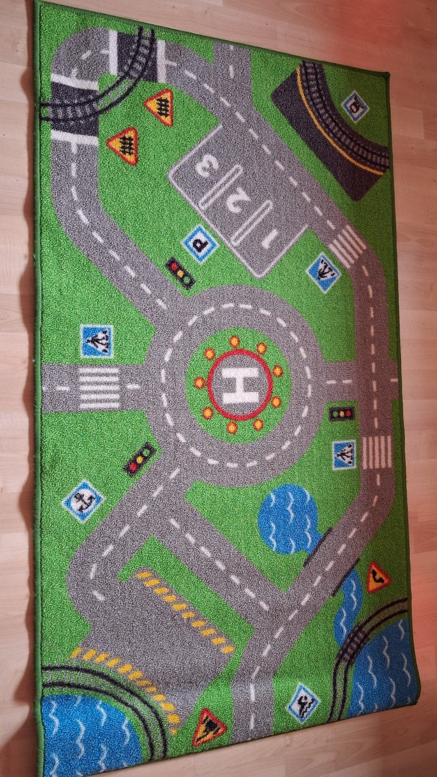 Mooi SPEELKLEED,met autoweg,parkeervakken,rotonde etc, Ophalen of Verzenden, Zo goed als nieuw