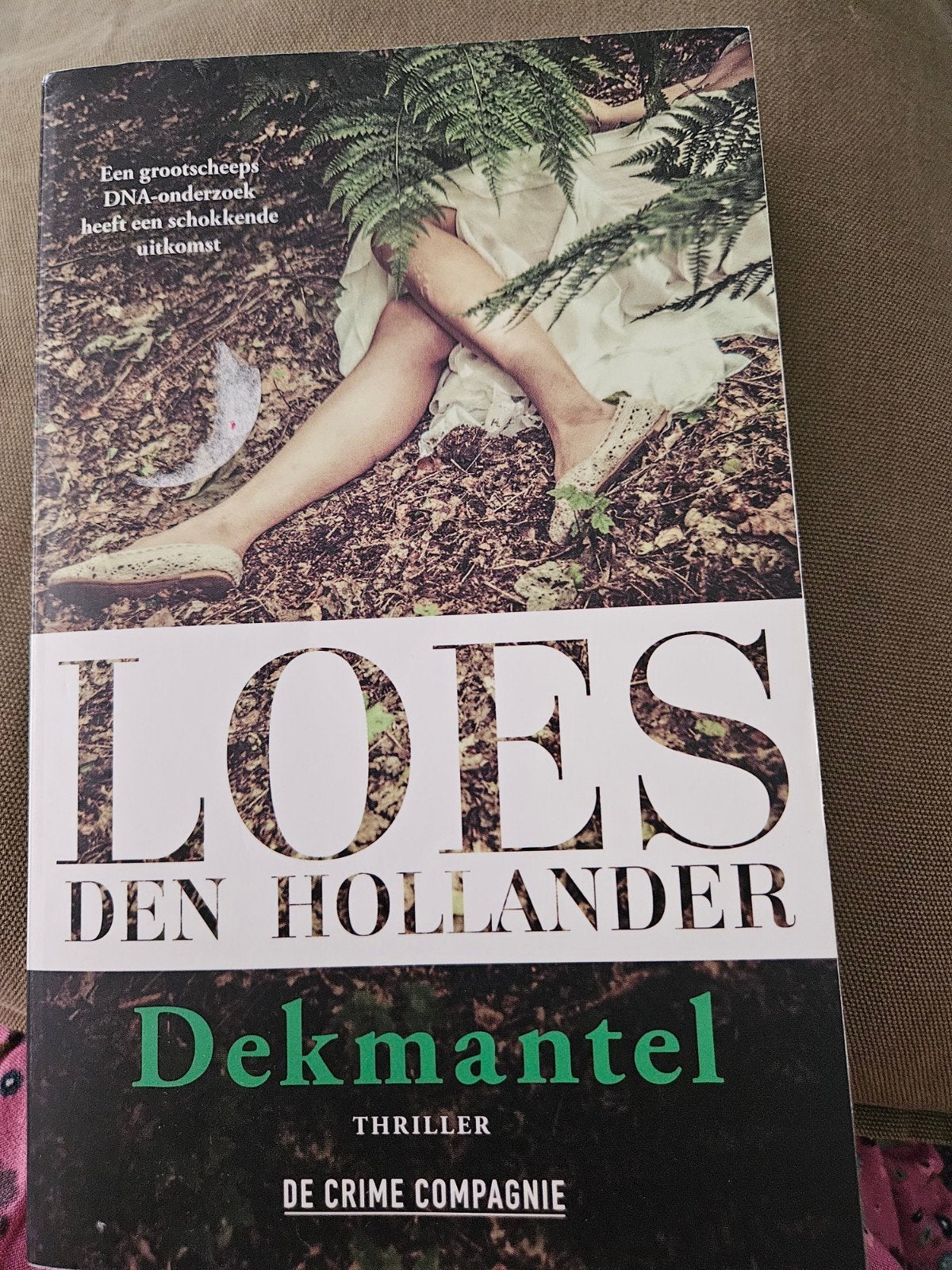 Dekmantel - Loes den Hollander (Thriller), Ophalen of Verzenden, Gelezen