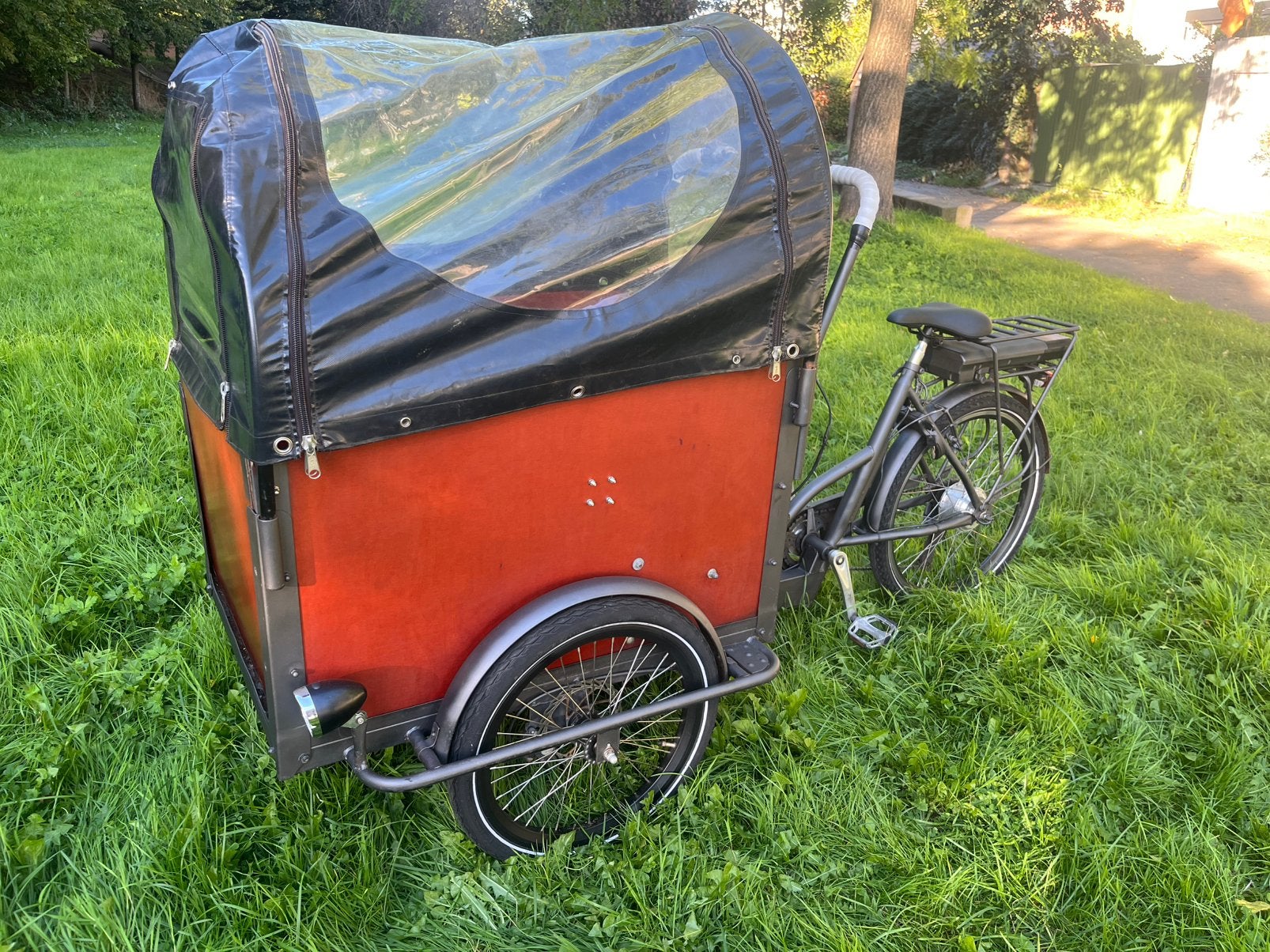 Elektrische bakfiets ook voor het vervoer van honden, Ophalen, Zo goed als nieuw