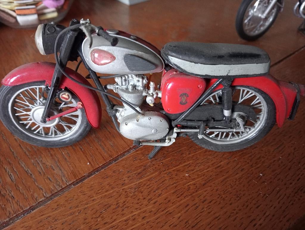 Miniatuur,motor, triumph, Harley Davidson, motoren,, Ophalen of Verzenden, Zo goed als nieuw