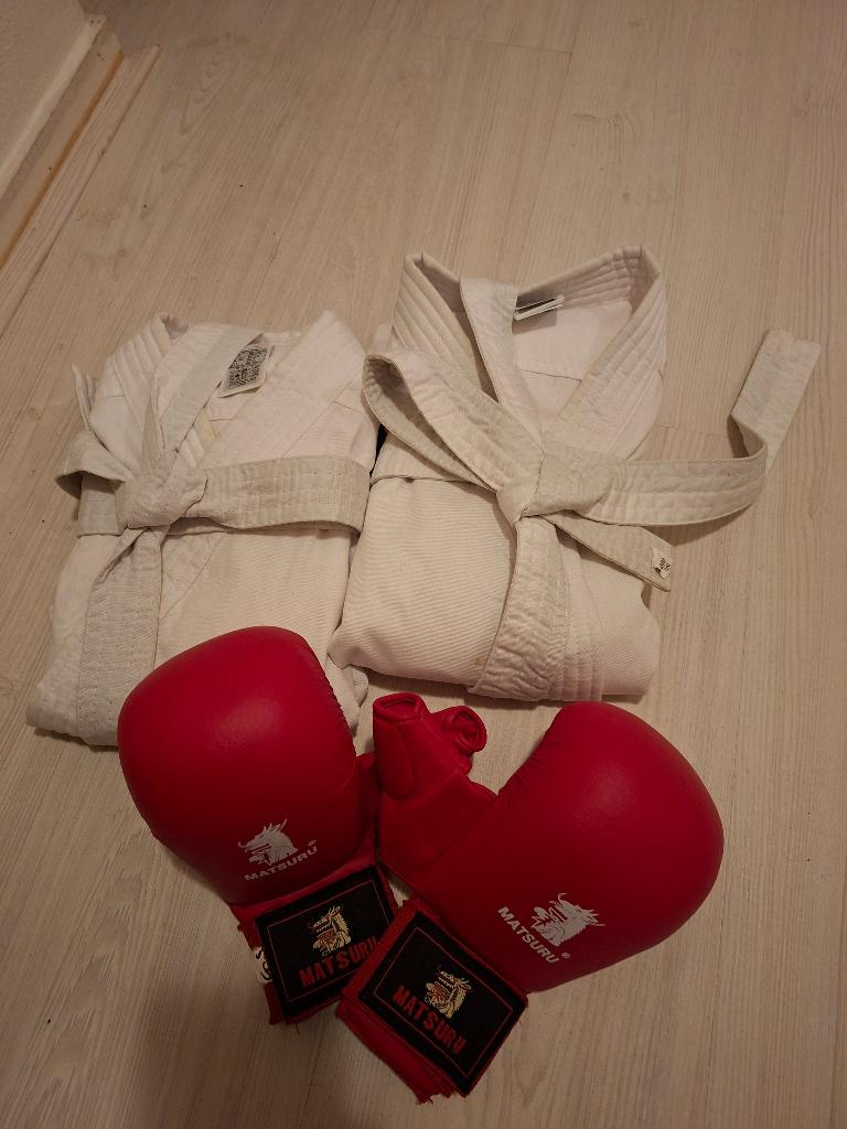 matsuru karate handschoenen en 2x karate pak, Ophalen, Jongen of Meisje, Zo goed als nieuw, 104 of kleiner