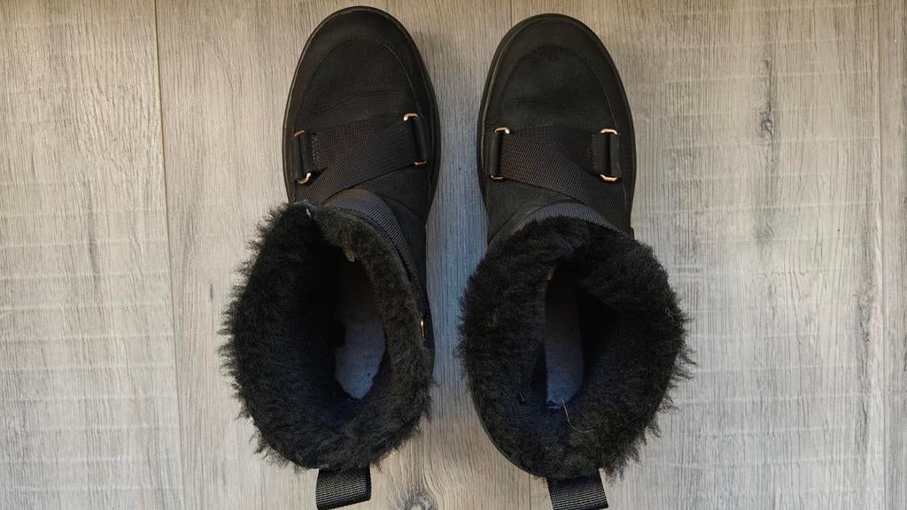 UGG women Classic Boom Buckle Boots, UGG, Lage of Enkellaarzen, Ophalen of Verzenden, Zo goed als nieuw