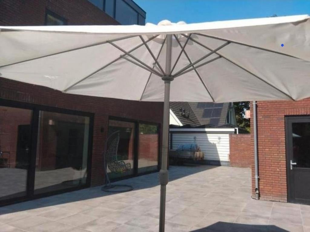 Oude parasol zonder voet doek is wat beschadigd zie foto

Pr, Ophalen of Verzenden, Gebruikt, Stokparasol