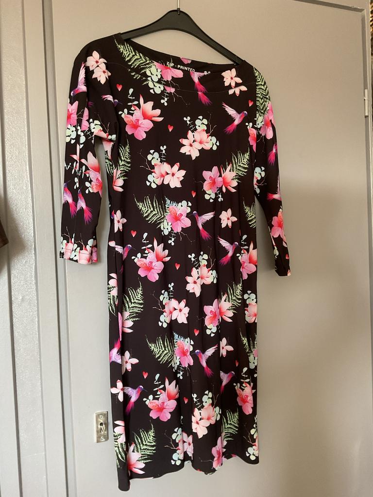 Zwarte jurk met bloemen , merk ZIP73 maat s, Ophalen of Verzenden, Zo goed als nieuw, Maat 34 (XS) of kleiner, Zwart