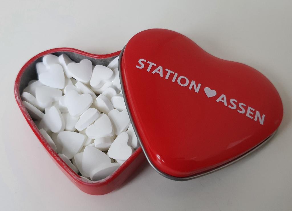 Valentijn: blikje in vorm van hart, van Station Assen, Hobby en Vrije tijd, Feestartikelen, Verzenden, Nieuw, Overige typen, Valentijn of Romantisch