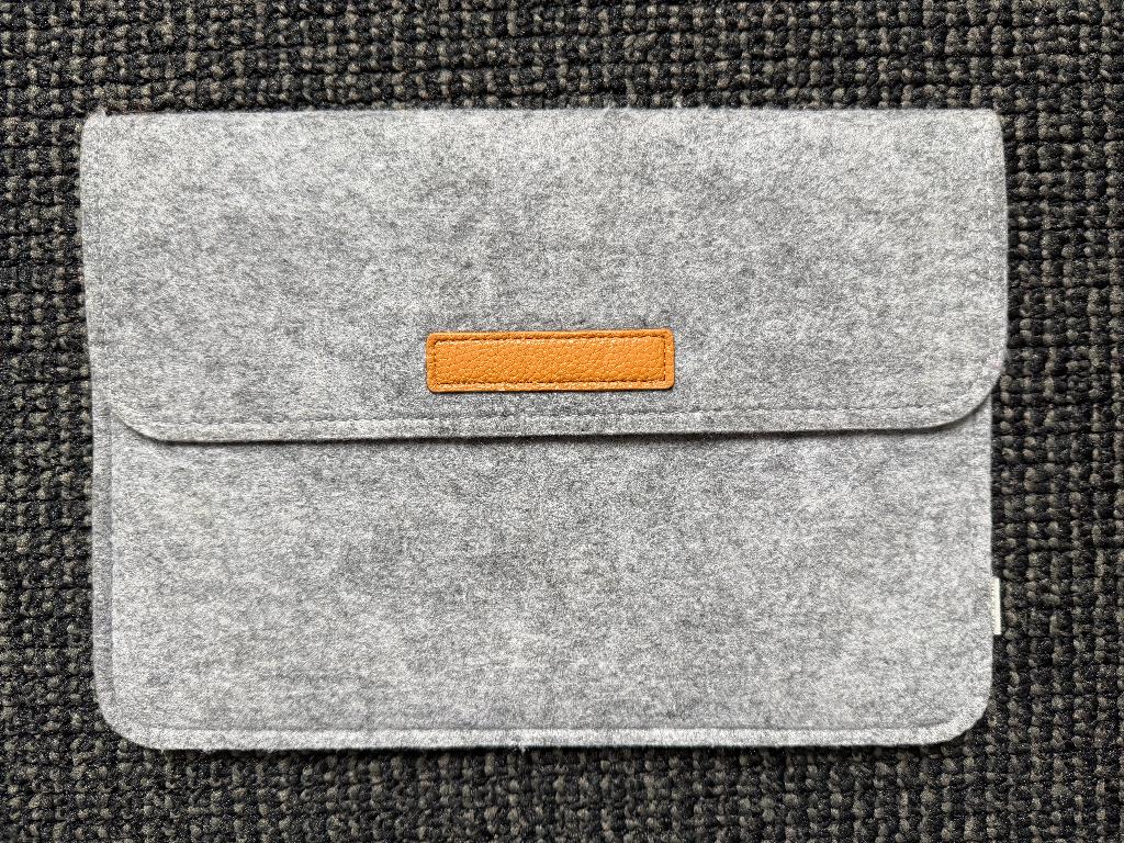 Stijlvolle 11-inch iPad hoes van wol / vilt / leer, Computers en Software, Tablet-hoezen, Zo goed als nieuw, Bescherming voor- en achterkant