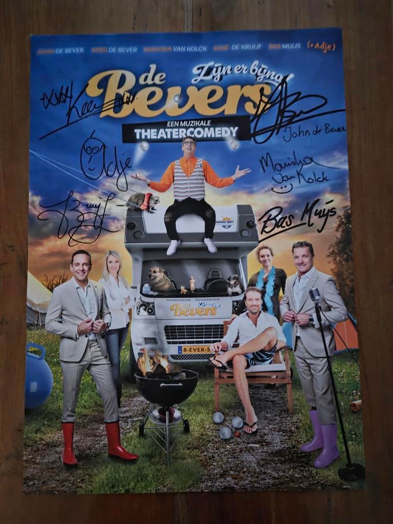Gesigneerde De Bever Poster - Theatercomedy, Rechthoekig Staand, Ophalen of Verzenden, Zo goed als nieuw, A1 t/m A3
