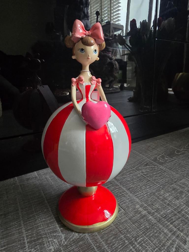 Leuk beeldje dame met hart, Ophalen of Verzenden, Overige figuren, Nieuw, Beeldje of Figuurtje