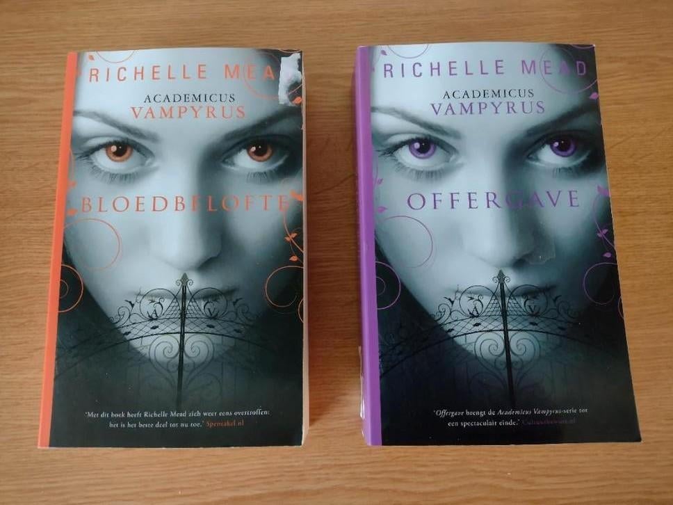 Richelle Mead bloedbelofte offergave Academicus Vampyrus, Boeken, Ophalen of Verzenden, Zo goed als nieuw, Richelle Mead