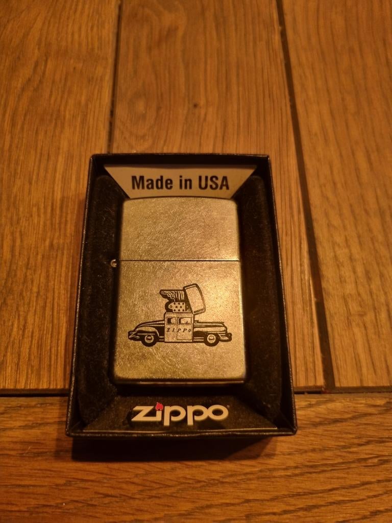 Zippo aansteker met auto afbeelding - Ongebruikt!, Verzamelen, Automerken, Motoren en Formule 1, Ophalen of Verzenden, Gebruikt