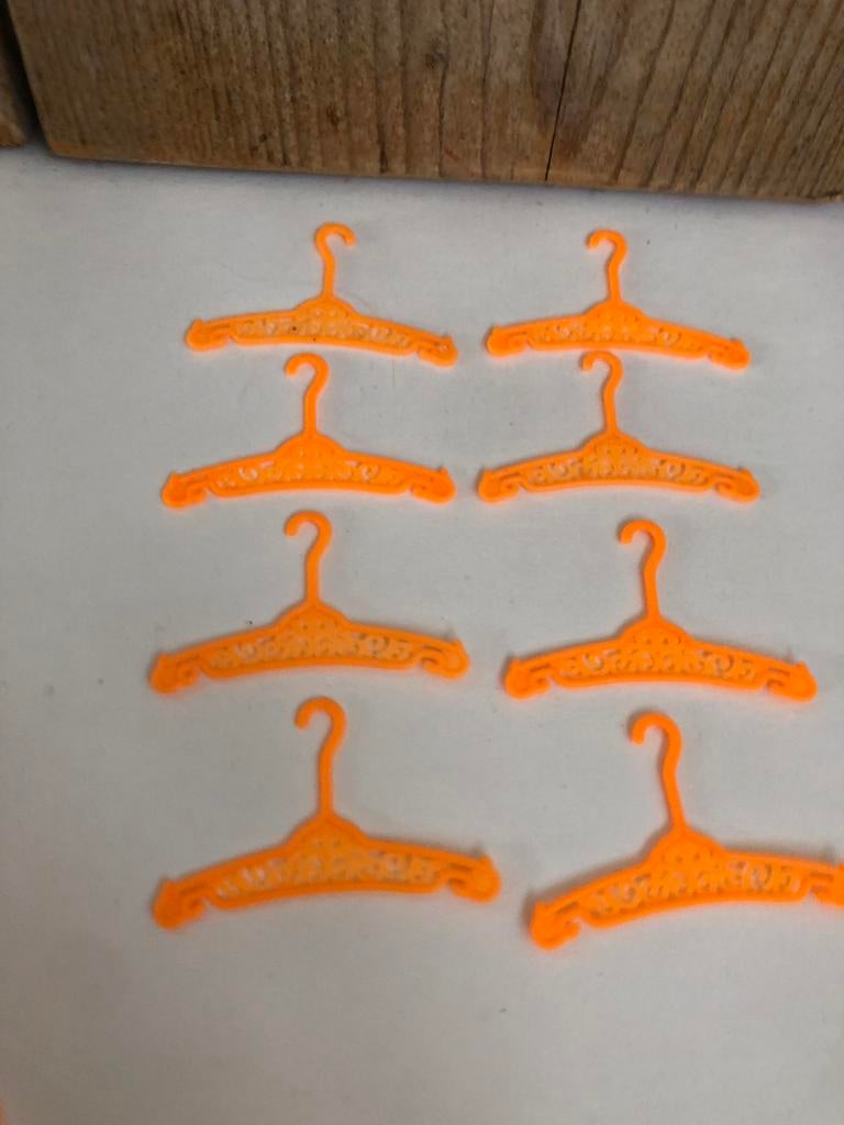 Oranje hangers voor Barbie, Kinderen en Baby's, Speelgoed | Poppen, Ophalen of Verzenden, Zo goed als nieuw, Barbie