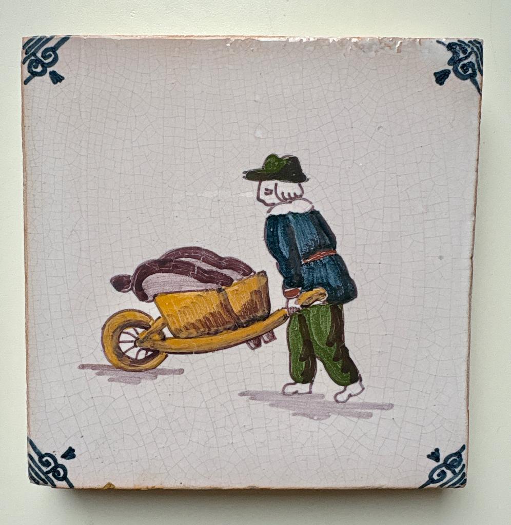 Antieke handbeschilderde tegel, man met kruiwagen/polychroom, Ophalen of Verzenden