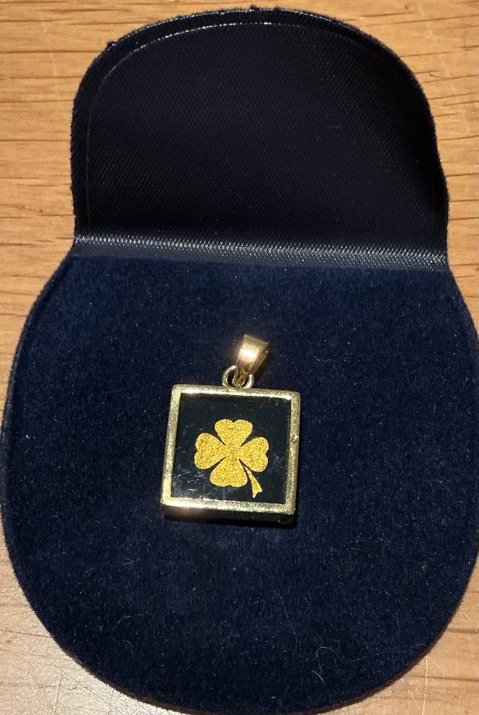Hanger met klavertje. Klavertje is van bladgoud, Verzenden, Zo goed als nieuw, Goud, Goud