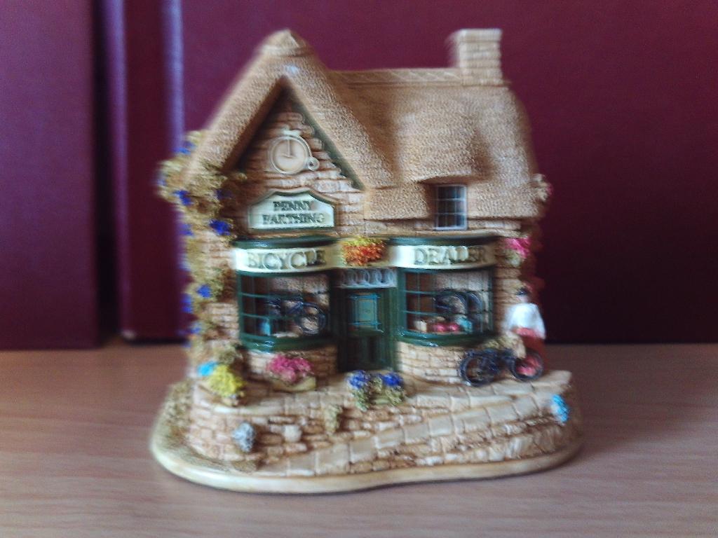 Lilliput Lane - The Penny Farthing - met verlichting, Verzamelen, Beelden en Beeldjes, Zo goed als nieuw, Overige typen, Ophalen of Verzenden