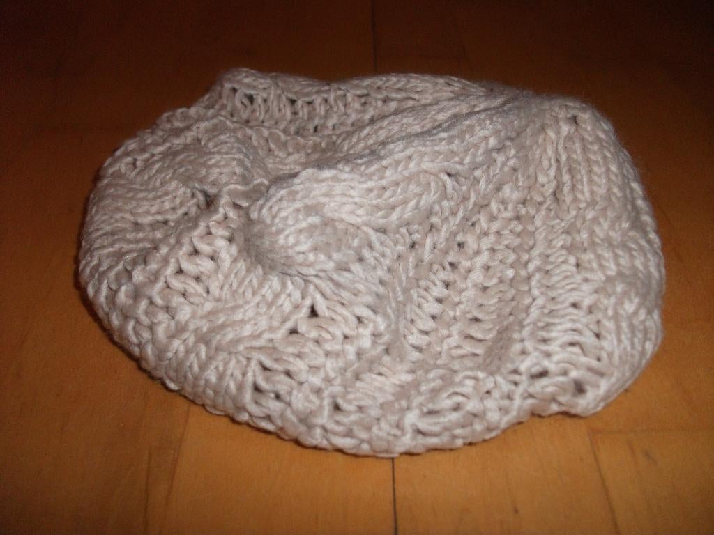Nieuwe warme grof gebreide camel muts, Ophalen of Verzenden, Nieuw, Maat 42/44 (L), Muts