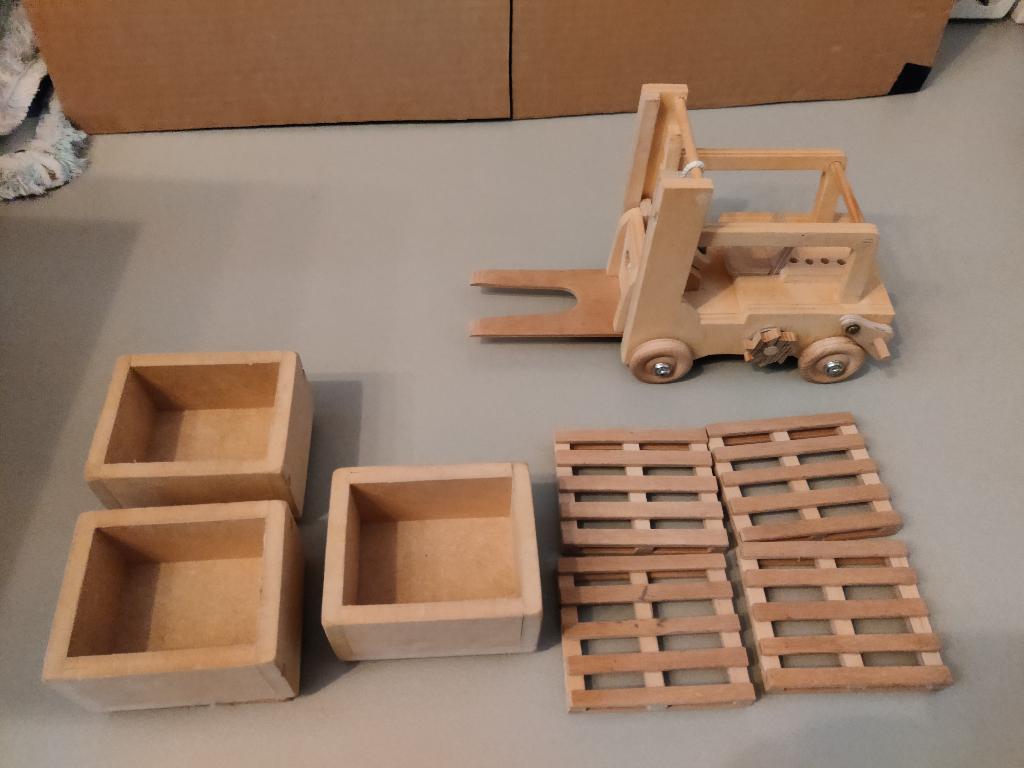 Te koop houten heftruck met pallets en bakken, Ophalen of Verzenden, Nieuw, Duw- of Trekspeelgoed