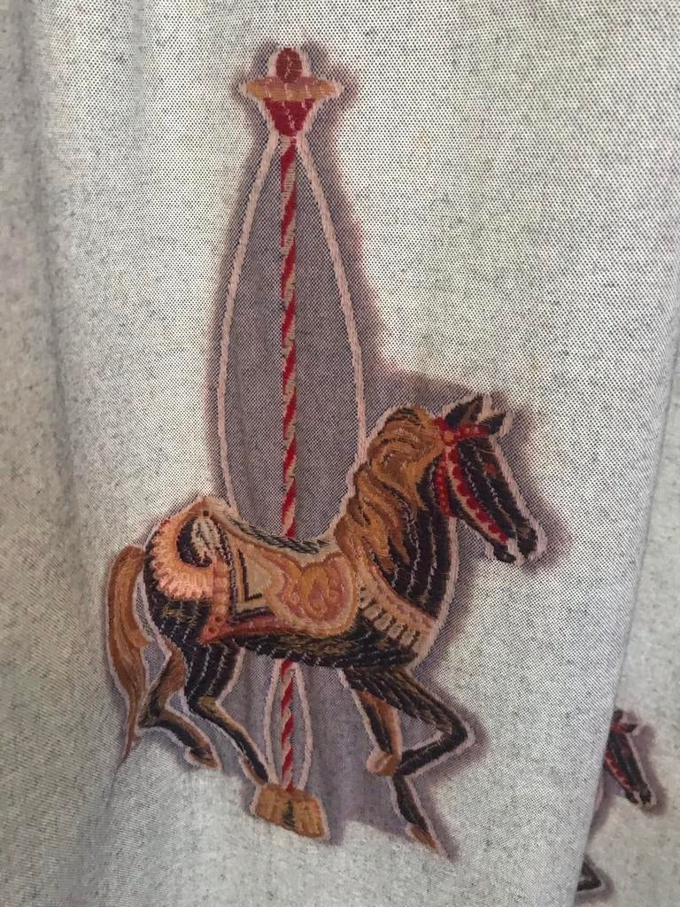 Verduisterend gordijn met paarden op een draaimolen, Gebruikt, 100 tot 150 cm, Overige kleuren, Ophalen of Verzenden