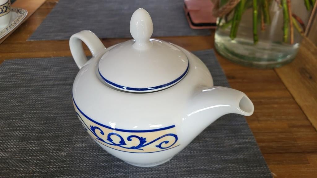 Serviesgoed: Theepot, eierdopjes, melk en suiker, Gebruikt, Ophalen of Verzenden, Overige stijlen, Porselein