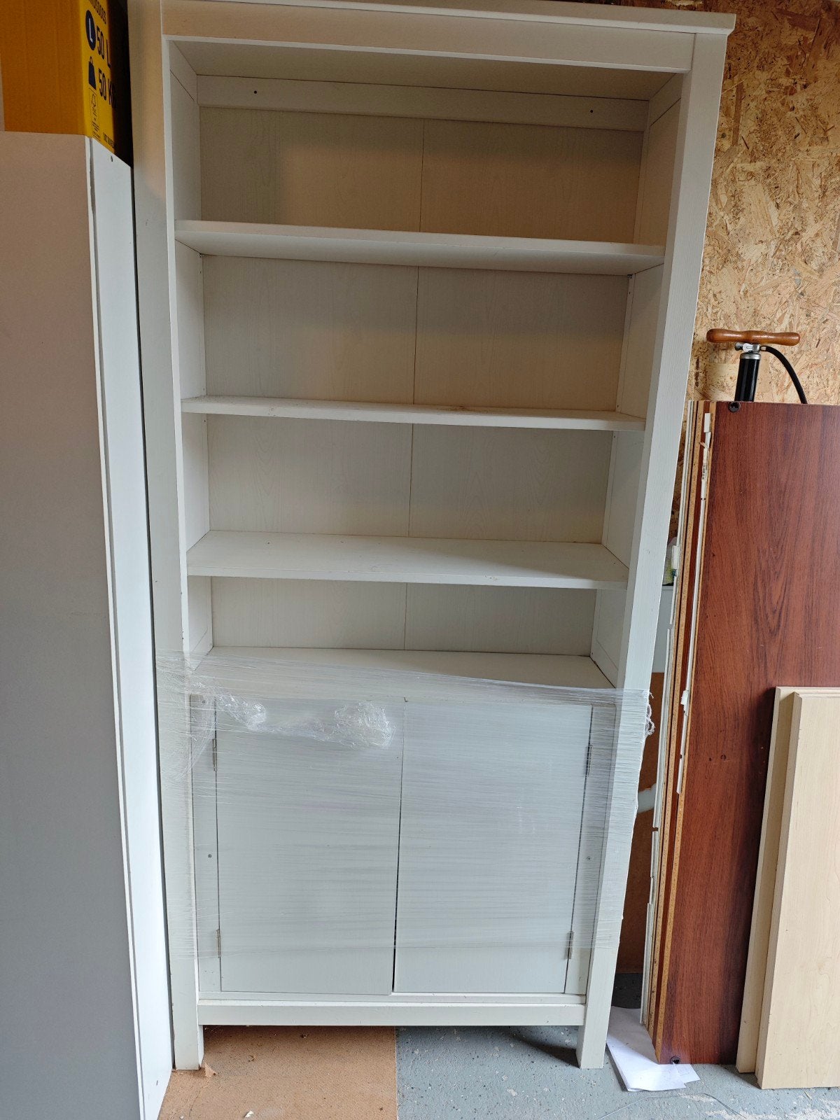 Witte boekenkast met deuren en planken, Huis en Inrichting, Ophalen, 50 tot 100 cm, 150 tot 200 cm, 25 tot 50 cm