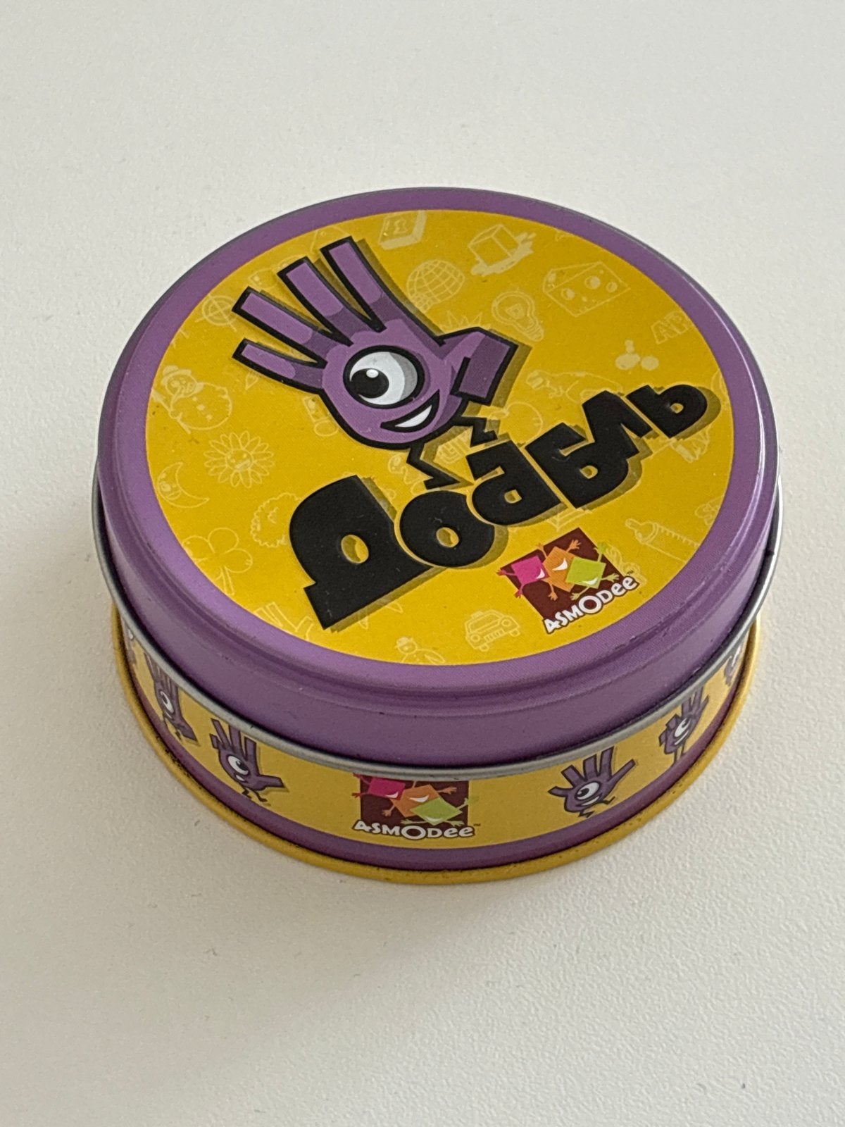 Spot It! Dobble Kaartspel in Blik - Snel en Leuk!, Een of twee spelers, Ophalen, Zo goed als nieuw