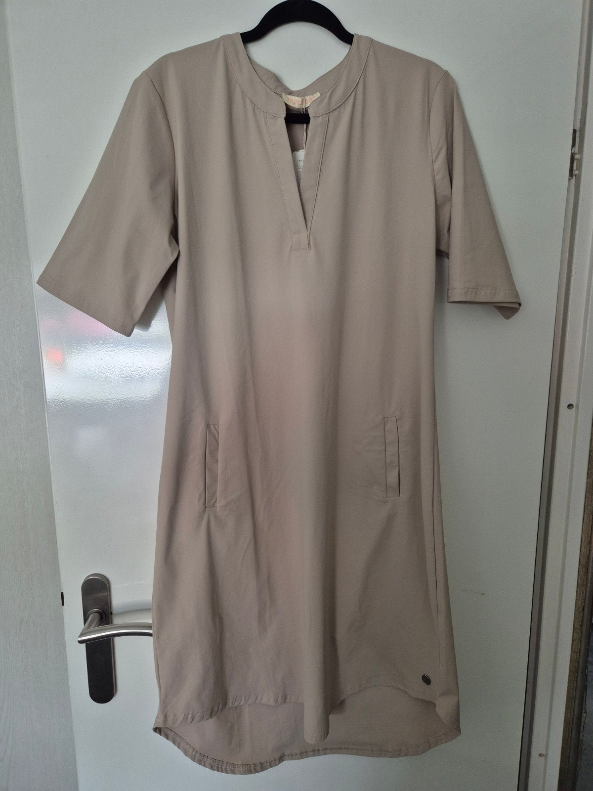 Triple Nine traveljurk zandkleur maat XXL, Kleding | Dames, Beige, Maat 46/48 (XL) of groter, Nieuw, Ophalen of Verzenden