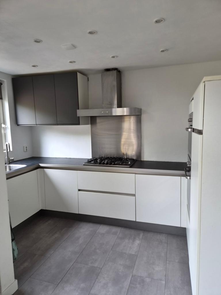 Moderne hoekkeuken met inbouwapparatuur, Huis en Inrichting, Keuken | Complete keukens, Wit, Hoekkeuken, Ophalen of Verzenden
