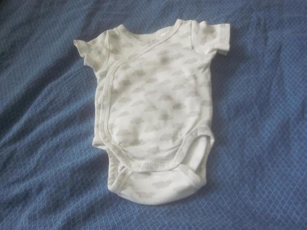 Nieuw wit/lichtgrijs overslag rompertje met wolkjes H&M 50, Kinderen en Baby's, Babykleding | Maat 50, Nacht- of Onderkleding