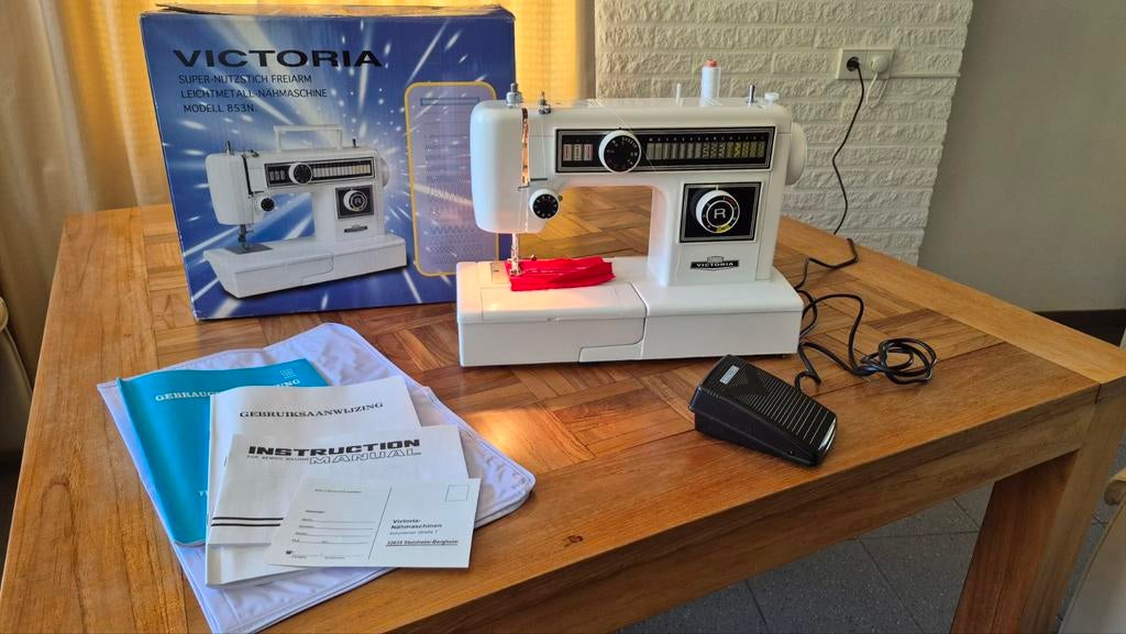 Victoria 853N naaimachine NIET GEBRUIKT met garen/spoeltjes, Ophalen of Verzenden, Naaimachine, Overige merken