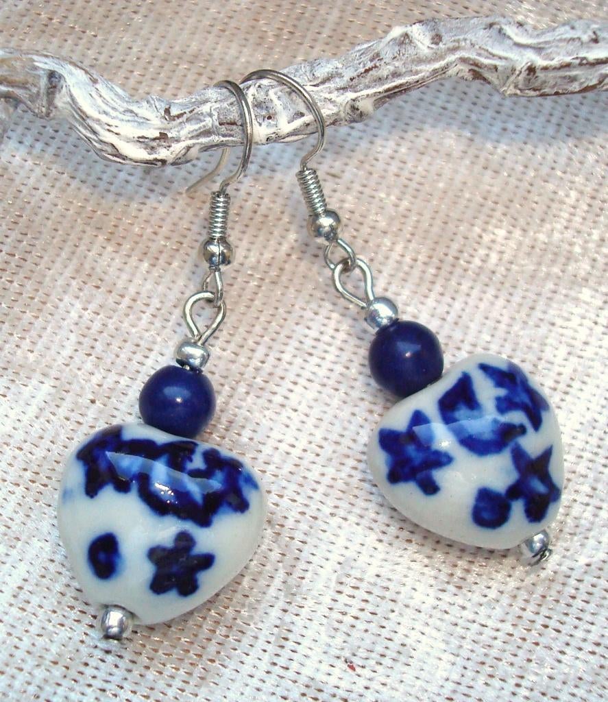 Oorbellen van sodaliet, lapis lazuli en Delfts blauwe kralen, Info.adorabeads@gmail.com, Overige materialen, Hangers, Adorabeads