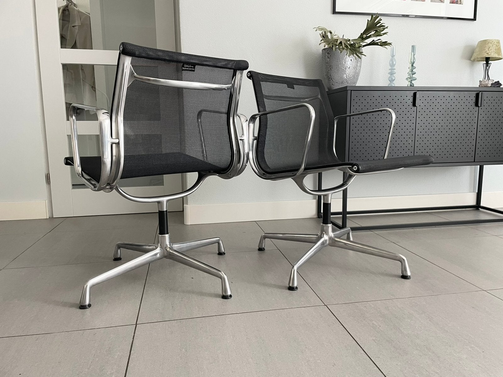 2x Vitra Eamea ea107 atoelen netweave zwart, Vitra, Zwart, Ophalen of Verzenden, Zo goed als nieuw